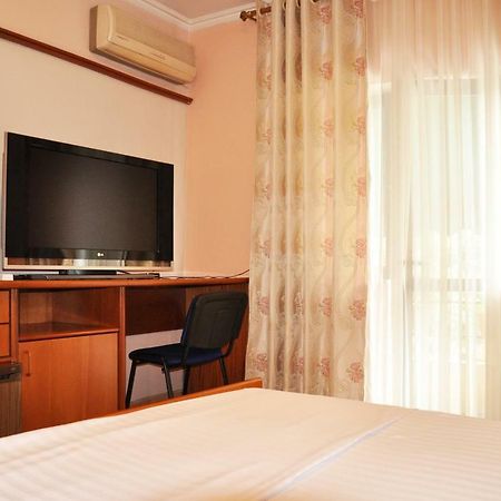 Lugano Hotel Tirana Exterior photo